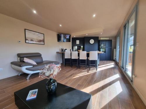 Saint-Chamond Apartamento | Appartement Moderne avec Balcon, Parking Privé et Espace Bien-Être à Saint-Chamond - FR-1-496-269