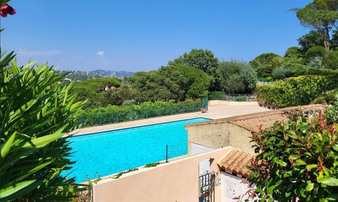 Sainte-Maxime Apartamento | Appartement Proche du Sémaphore. Piscine. 4 Tennis. Calme. Végétation. Parking