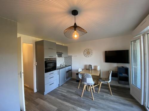 La Roche-Posay Apartamento | Appartement T2 avec terrasse et Wi-Fi proche des Thermes du Connétable - FR-1-541-125