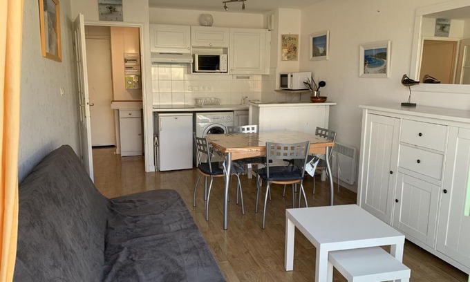 Fort-Mahon-Plage Apartamento | Appartement T2 Cabine Proche Plage avec Balcon et Parking Privé - FR-1-482-110