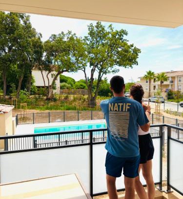 Bormes-Les-Mimosas Apartamento | Appartement T2 chambre plus cabine, terrasse vue piscine