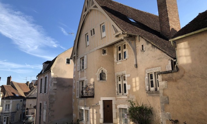 Auxerre Apartamento | Appartement Très Spacieux de 120 m2 Dans une Magnifique Maison du Moyen âge