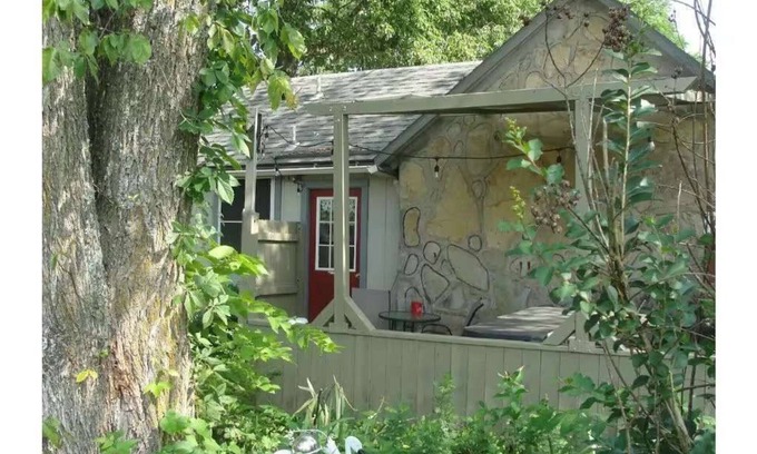 Eureka Springs Cabaña | Apple Blossom Cottage