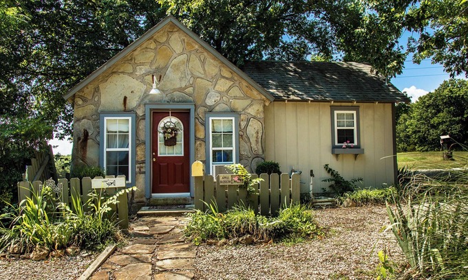 Eureka Springs Cabina | Apple Blossom Cottage of Stone Meadow Resort is situated on a beautiful 14-acre meadow in the country near Eureka Springs, Arkansas with easy highway access.