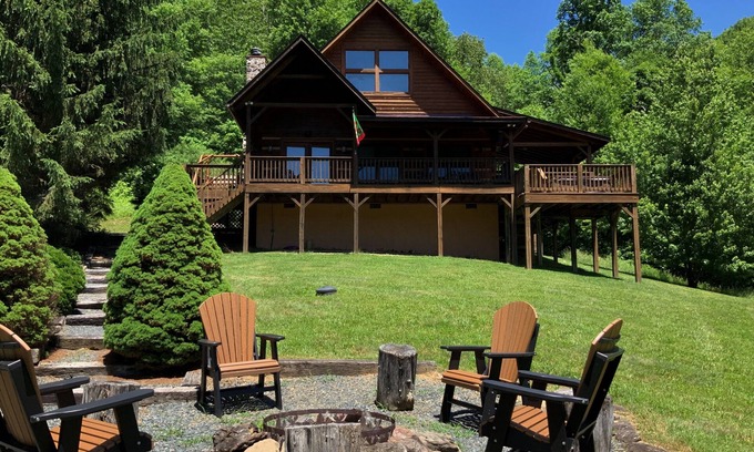 Boone Cabina | Apple Cove - hot tub, wood burning fireplace, pet friendly