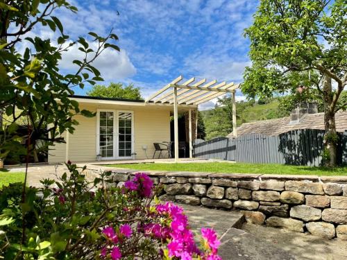 Hebden Cabina | Apple tree hut, in a private garden