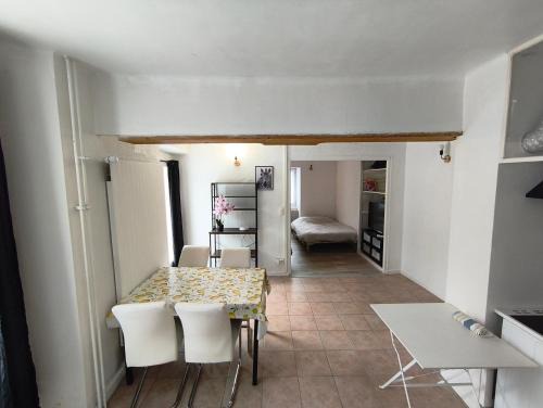 Cervens Apartamento | Apppartement dans maison avec terrasse plein sud , Netflix, parking et fibre