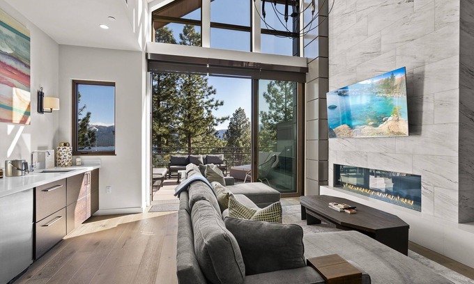 Lake Tahoe Condominio | Appreciate this exclusive private penthouse located on Lake Tahoe's North Shore
