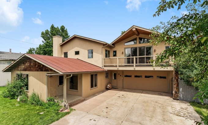 Carbondale Casa | Apres’ Ski here. Location,location. Spacious,clean,well appointed home. Hot tub.