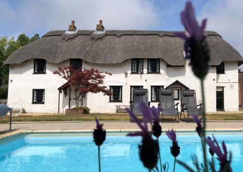 New Forest District Casa | April Cottage, luxurious accommodation for coast and forest with pool & hot tub