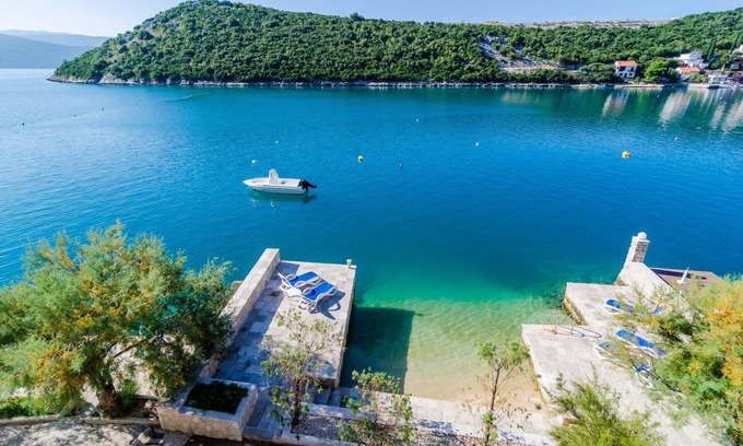 Duboka Apartamento | Apt. 1 with 3 bedrooms, 2 bathrooms, 10 meters from a private beach