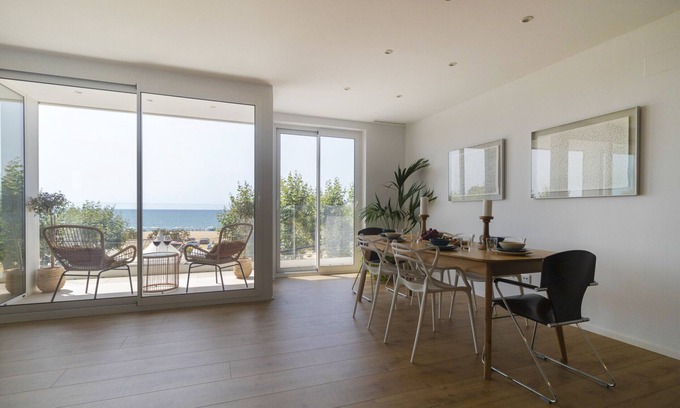 Calella Apartamento | Apt. 1er linea de mar, vistas espectaculares 6 pax, wifi y aire acondicionado. Vivalidays Apartour.