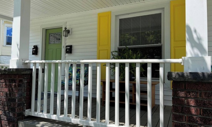Sharon Apartamento | Apt A The Yellow Shuttered House