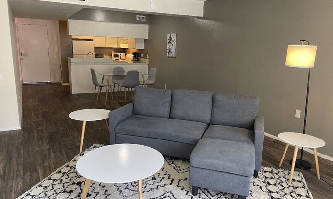 Historic Tennis Club Apartamento | Apt B - 1bed/1bath furnished, private fenced patio in downtown Palm Springs!