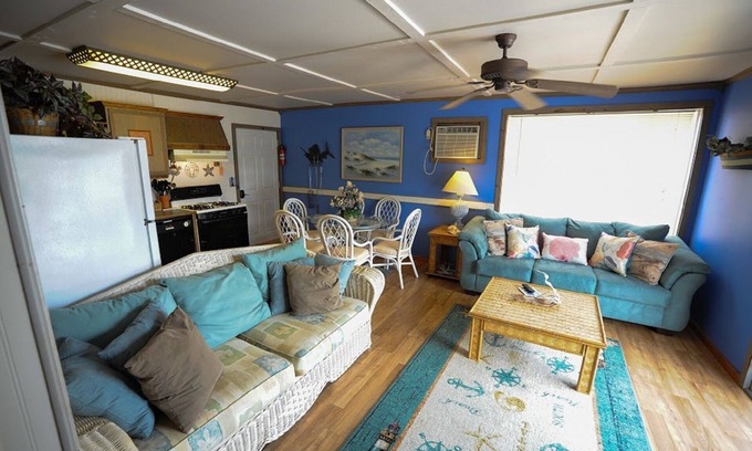 Dewey Beach Apartamento | Seaside Retreat Beach Block 2 BR DOG Friendly 100 pasos de la playa
