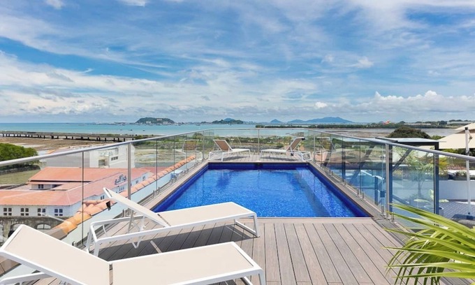 El Chorrillo Condominio | Apartamento para 4 personas en Casco Antiguo/ con piscina en la azotea y bebida de bienvenida