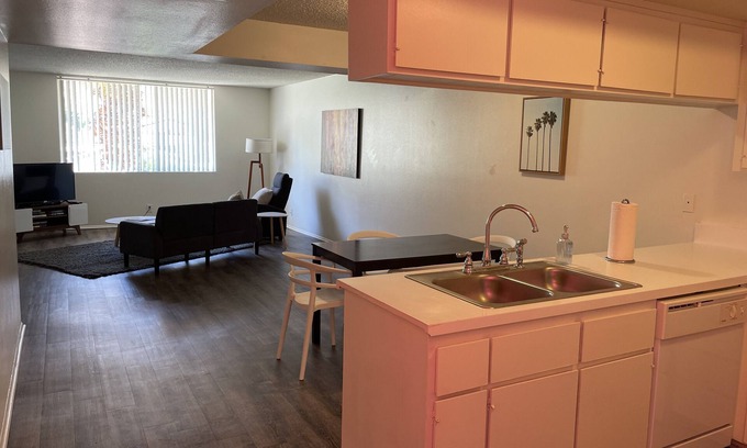 Historic Tennis Club Apartamento | Apt G - furnished 1bed/1bath, second floor,in the heart of downtown Palm Springs