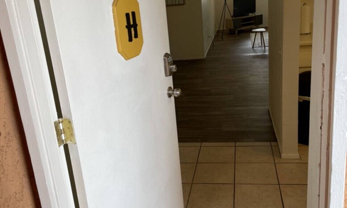 Historic Tennis Club Apartamento | Apt H- upstairs furnished 2bed/2bath in DT Palm Springs with mountain view