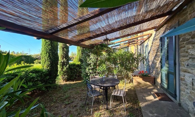 Camucia Apartamento | Apt near Cortona with a/c, pool, garden & beautiful views over the countryside