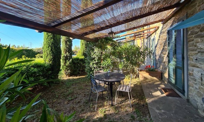 Camucia Casa | Apt in 19th century farmhouse near Cortona, pool, garden and beautiful views