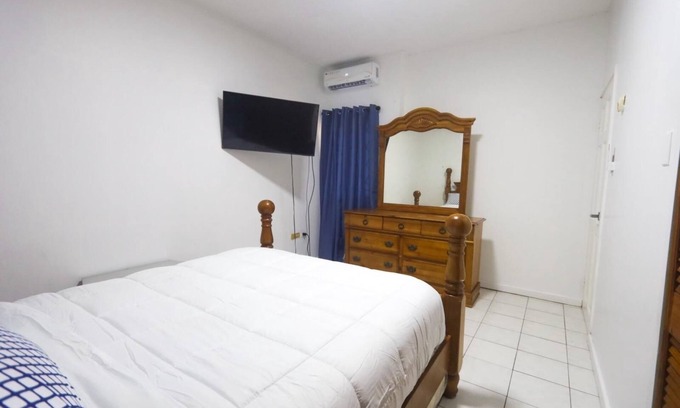Barbican Apartamento | Apt. In gated community near Bob Marley Museum with a pool