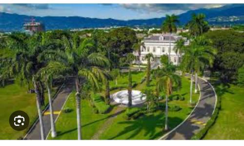 Kingston Apartamento | Apt Near Devon - Kingston- POOL- B306 FIWI