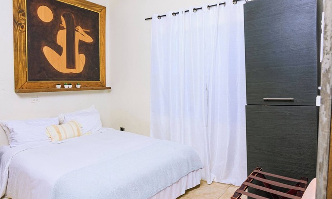 Vista Del Mar Apartamento | Apt w/complimentary ride to airport -Ladyville Lam