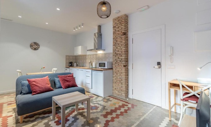 La Petxina Apartamento | Apt with Antique Floor & lots of Sun Light