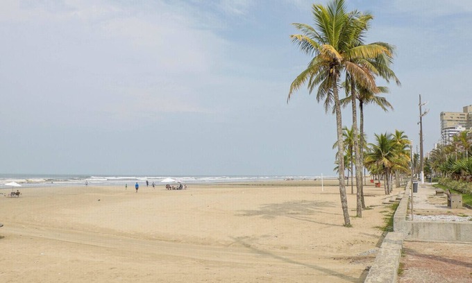 Vila Assuncao Apartamento | Apto c garagem, ótima localização à 80m da Praia
