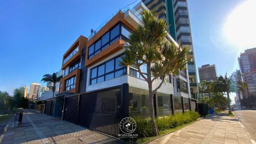 Torres Apartamento | Apto em Torres-RS - 170mts da praia - Ao lado das Quatro Praças - Ar condicionado na sala e quartos - Smart Tv - Wifi - Varanda com churrasqueira - Garagem para 02 carros - Aceita Pet