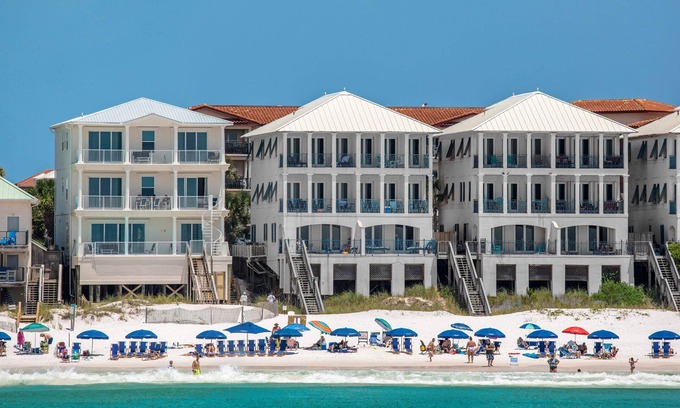 Delos Casa | Aqua: frente al golfo, servicio gratuito en la playa, se admiten mascotas, piscina climatizada privada y comunitaria.