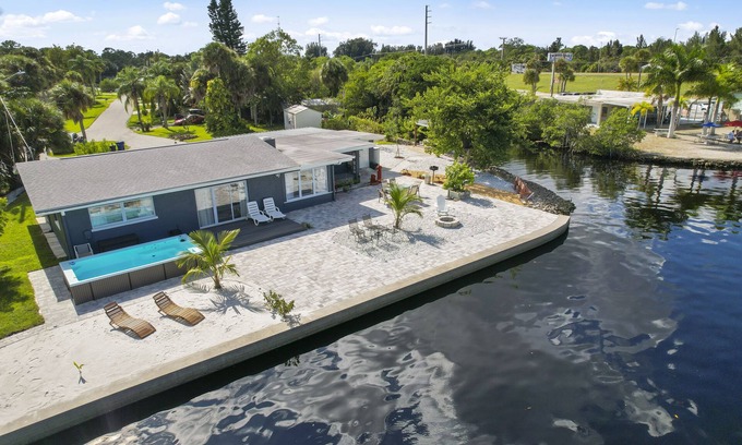 Warm Mineral Springs Casa | AQUA VISTA * WATERFRONT RESORT STYLE * NEAR BEACHES