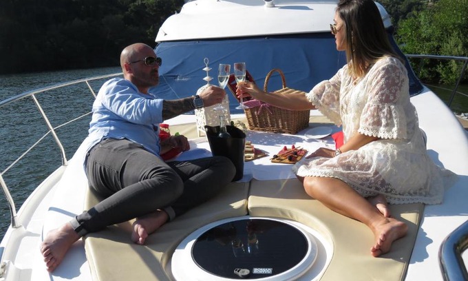 Cinfaes Alquiler De Eote | AQUADOURO Yacht RADAMES - Sleep Boat Experience
