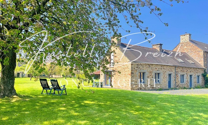 Goudelin Casa | Ar Fardo - Traditional house with large enclosed garden