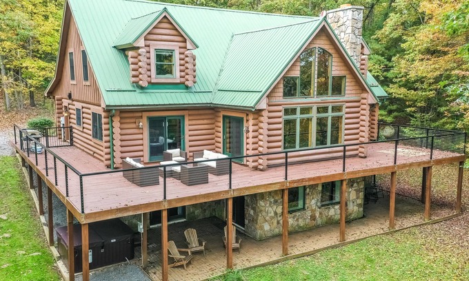 North Glade Hills Casa | Ar'ya Relaxed Chalet | Dock Slip + Hot Tub