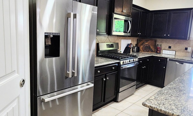 Yuma Casa | Araby! 5 star home, Spotless, king bed, all new appliances, near freeway!