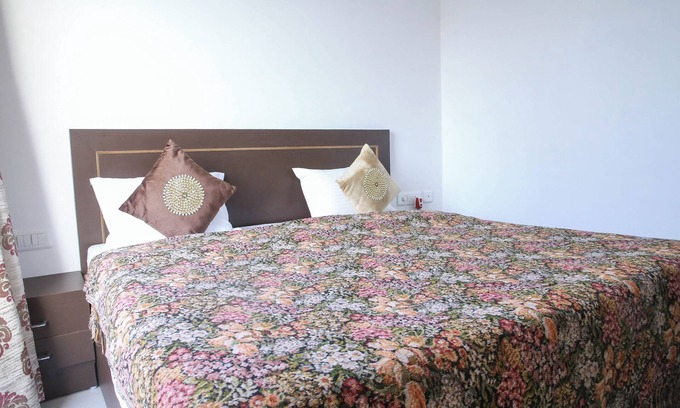 Taj Ganj Cama Y Desayuno | Aradhana's Home Stay Deluxe Room with Balcony.