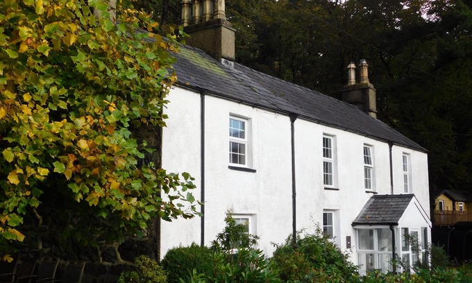Beddgelert Cabaña | Aran Cottage - Sleeps upto 10 guests nr Mt Snowdon