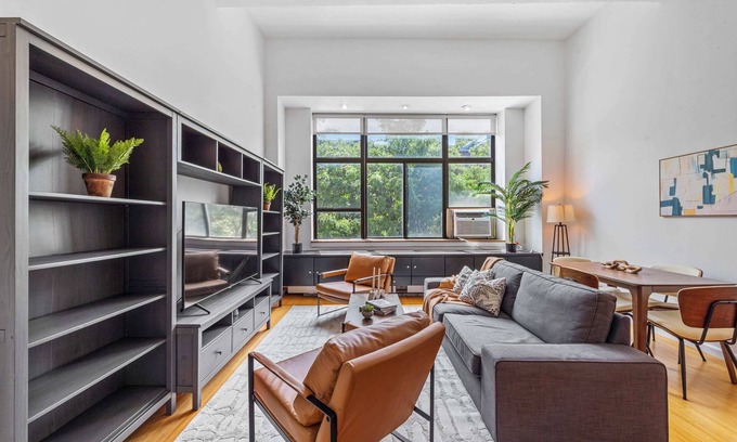 West Village Apartamento | Arbor Loft by Rove Travel | 1BR Loft w/Shared Roof