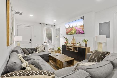 South Central Houston Casa | Arbor Villa 1 I Sleeps 30 Near Downtown Parking