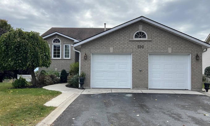 Kingston Casa | Arbour Ridge Vacation Home - Trail View! 5 bedrooms, 7 beds