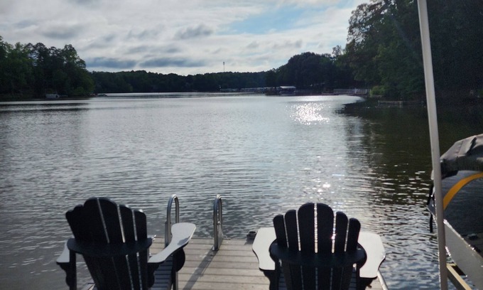 Southmont Casa | Arcade, billiards, firepit, kayaks, dock, 65" TVs, private dock, grill & smoker