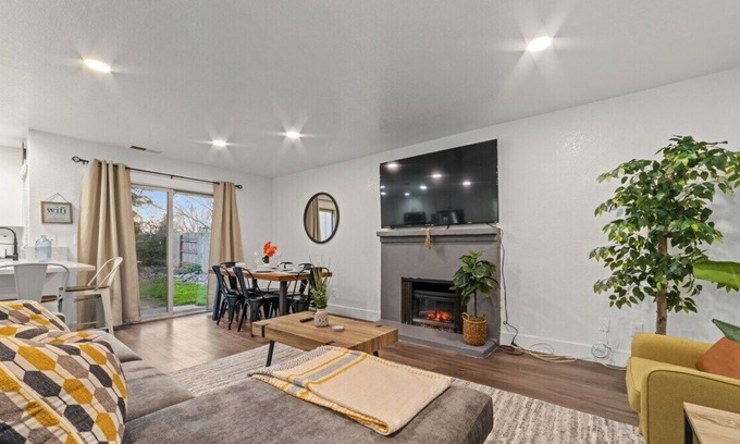 Citrus Heights Casa | Arcade Games w King Beds and a Private Backyard