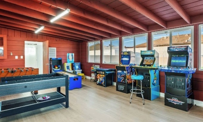 San Bernardino Casa | ARCADE, MINI GOLF, SOCCER, GAME ROOM, FIRE PIT, SWINGS, PRIVATE Parking