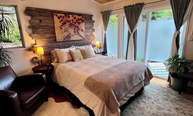 Arcata Apartamento | Arcata Forest Retreat: Peaceful Redwood Suite 5 min to Downtown Arcata w Firepit