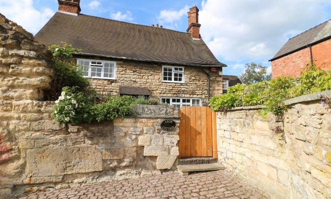 Lincoln Casa | Arch Cottage