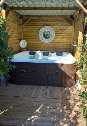 Labastide-Saint-Pierre Cama Y Desayuno | Arche de Lanoë jacuzzi