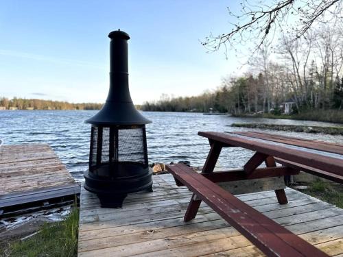 Kings County Casa | Archie's Lakeside Cabin