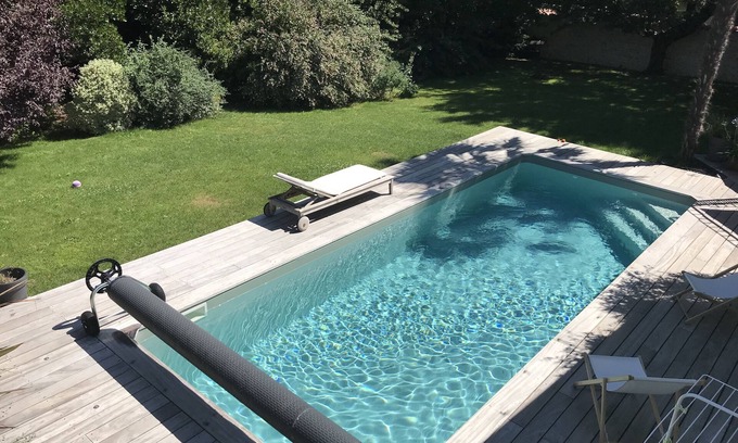 La Rochelle Casa | Casa amueblada de diseño arquitectónico con turismo de 4 estrellas y piscina climatizada.