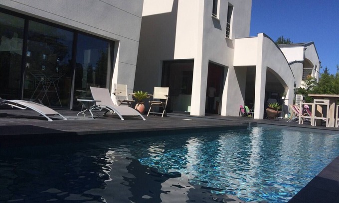 L'Isle-sur-la-Sorgue Villa | Architect-designed villa on the banks of the Sorgues river